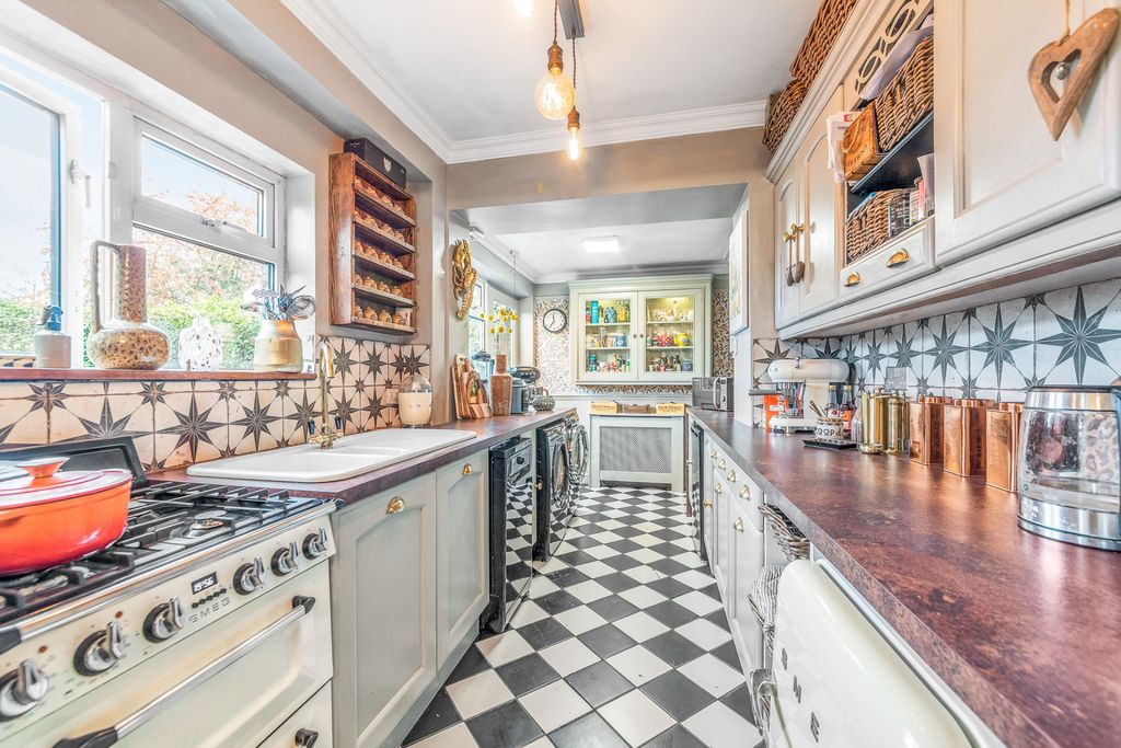 Property photo 2 of 27