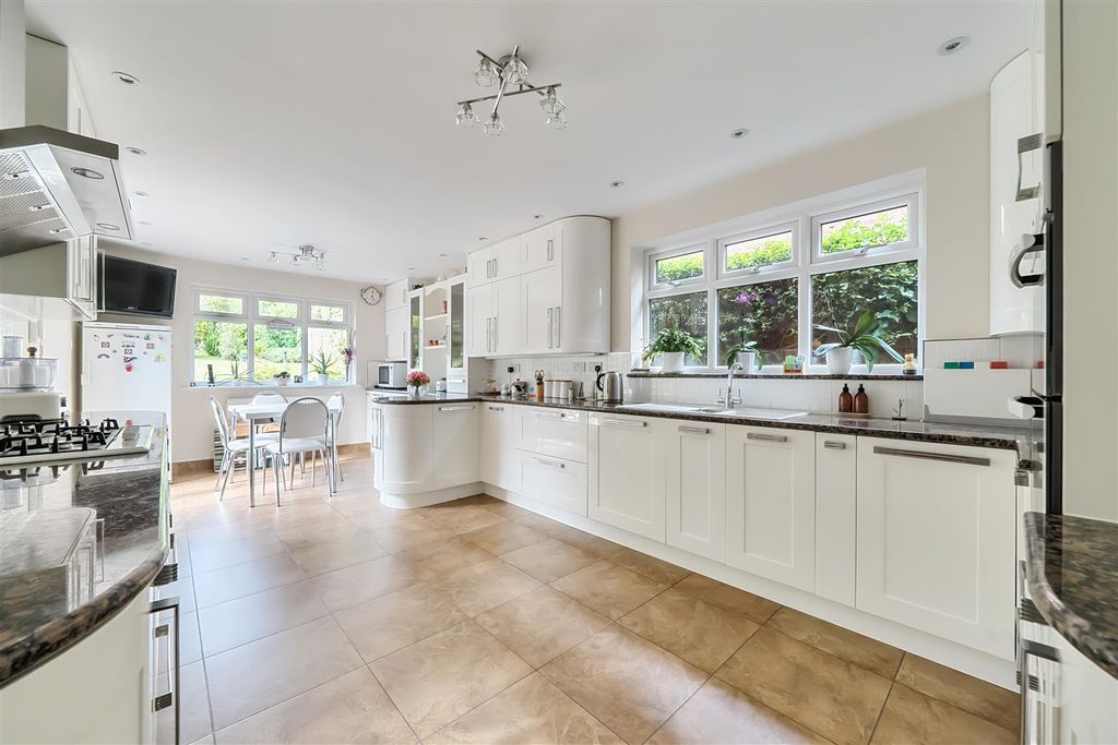 Property photo 2 of 23 Kitchen/Breakfast Room: