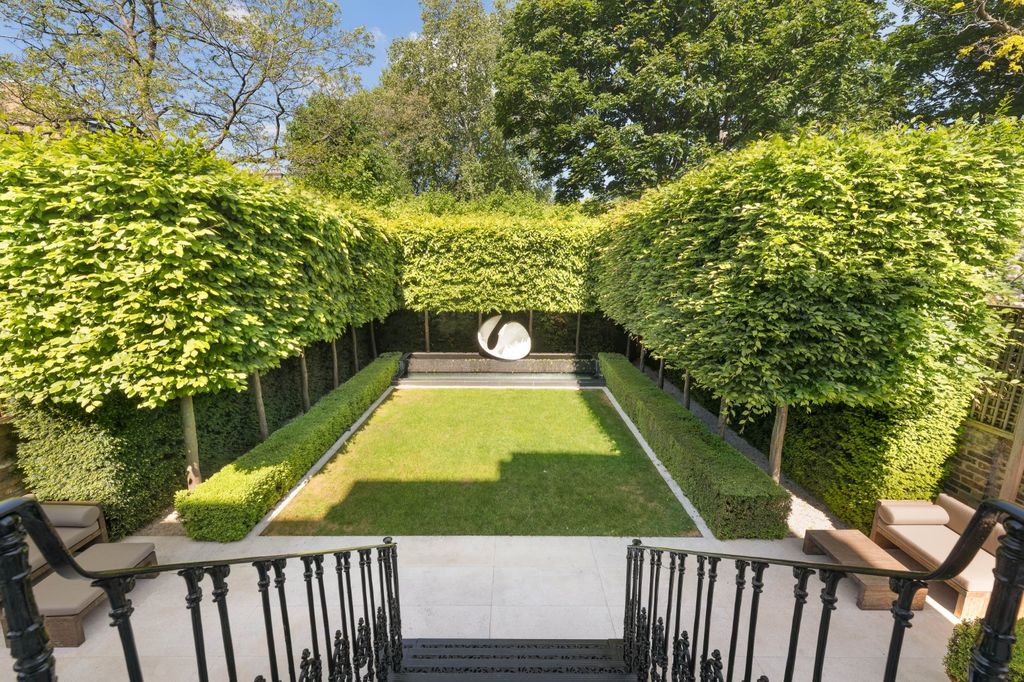 Property photo 2 of 19 Stunning Garden