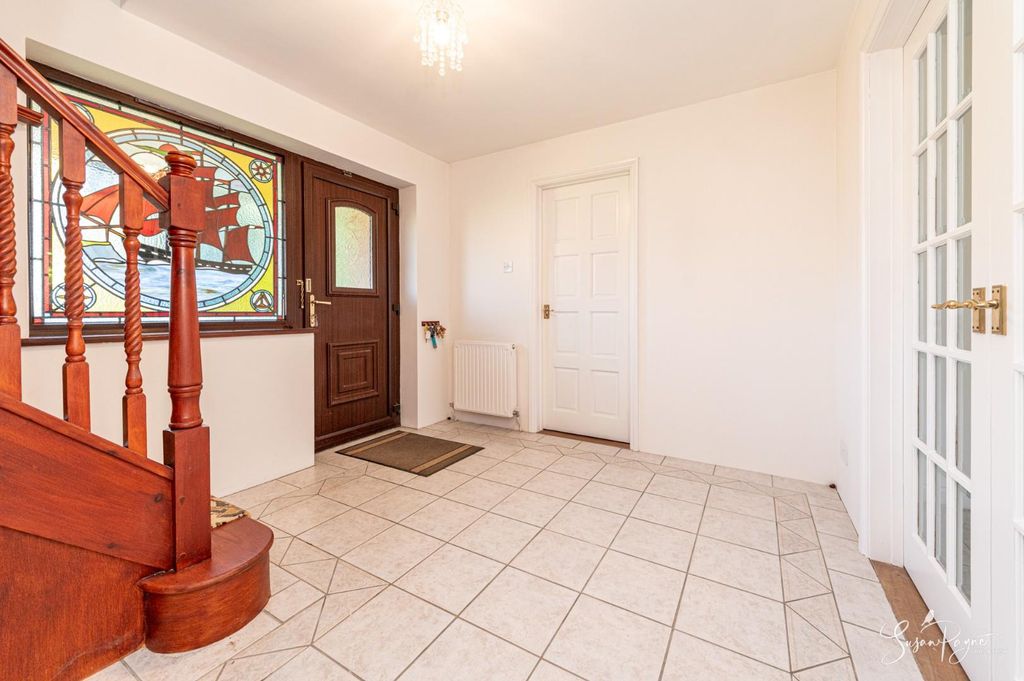 Property photo 3 of 28 Entrance Hall