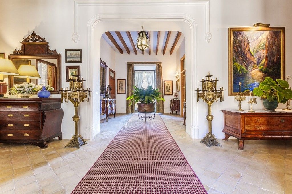 Property photo 3 of 20 Impressive Entrance Hall (2)