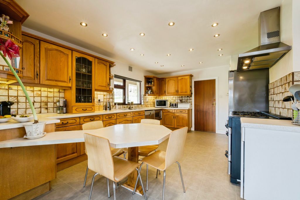 Property photo 2 of 21 Kitchen