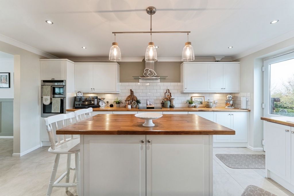 Property photo 2 of 17 Photo