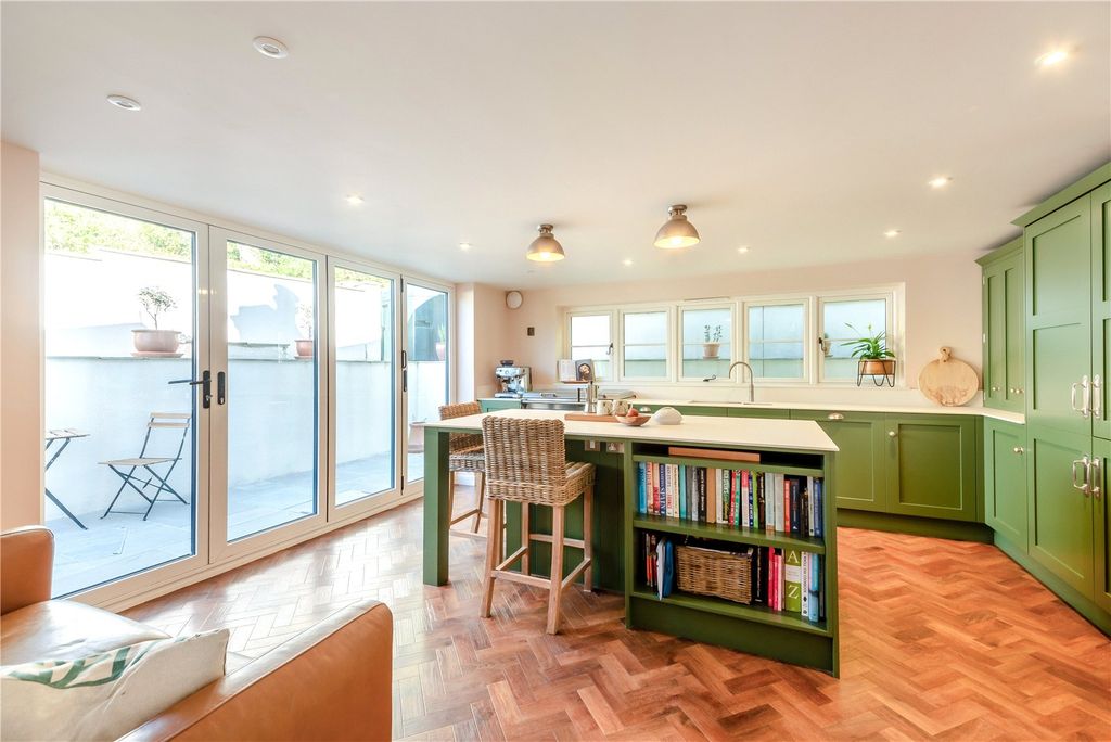 Property photo 3 of 16 Kitchen/Breakfast