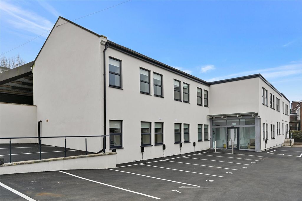 Property photo 1 of 13 Woodligh Hall Flats.Jpg