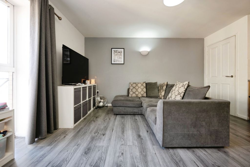 Property photo 3 of 10 Lounge