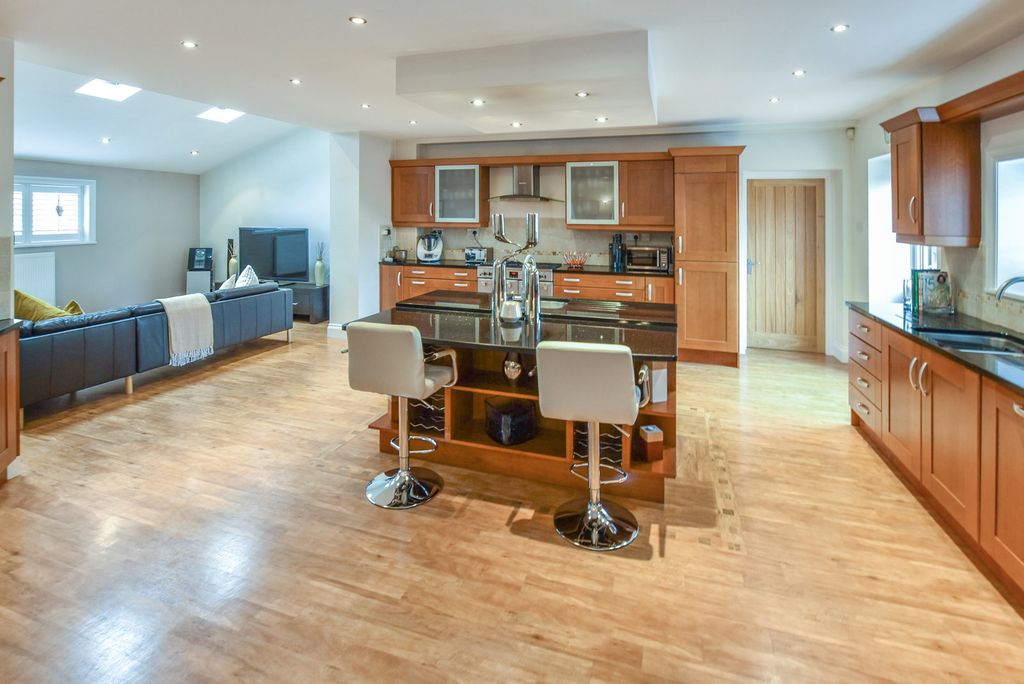 Property photo 1 of 28