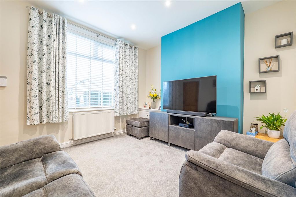 Property photo 2 of 19 Lounge