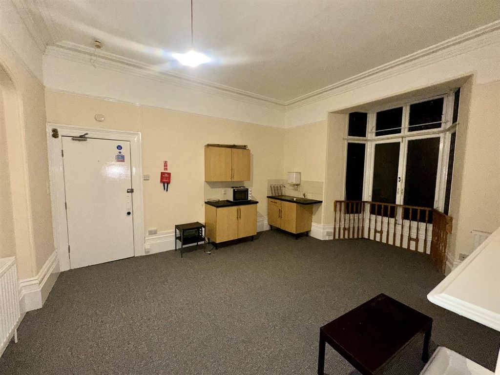 Property photo 3 of 5 Room (2/4)