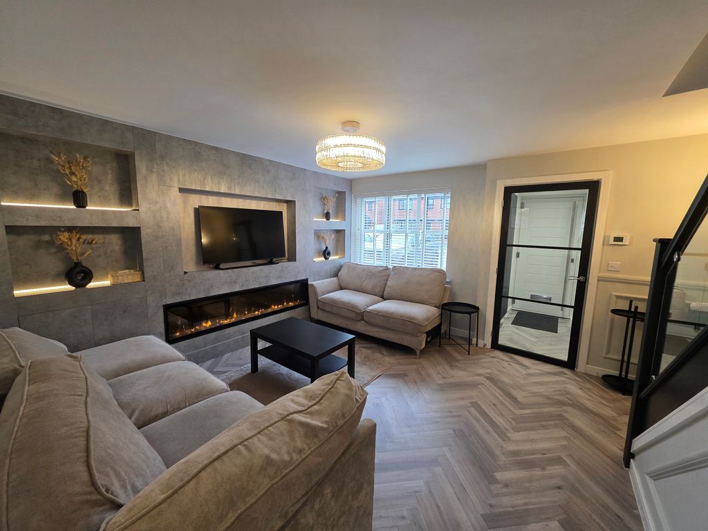 Property photo 2 of 14 Livingroom