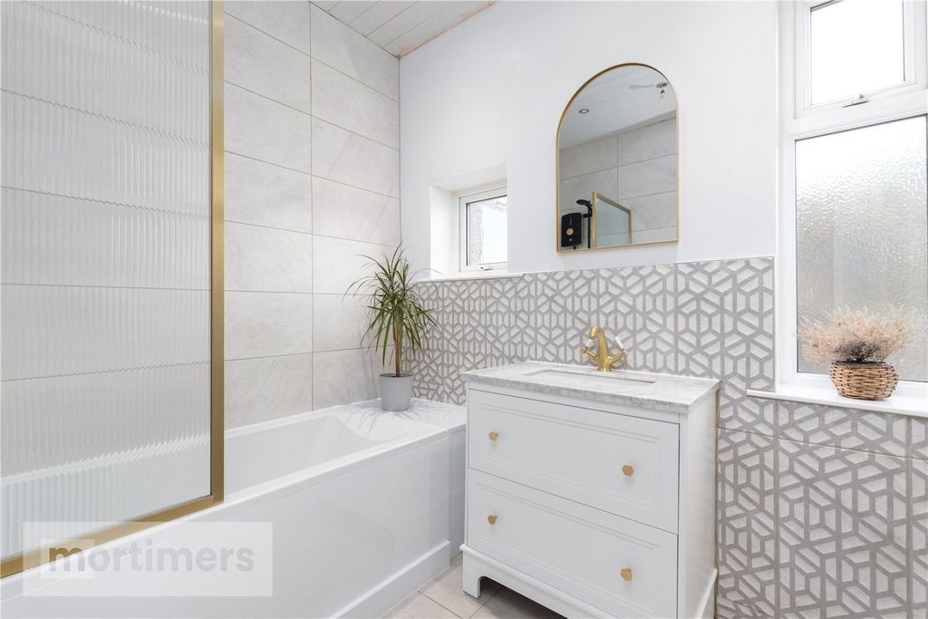 Property photo 3 of 23 Bathroom