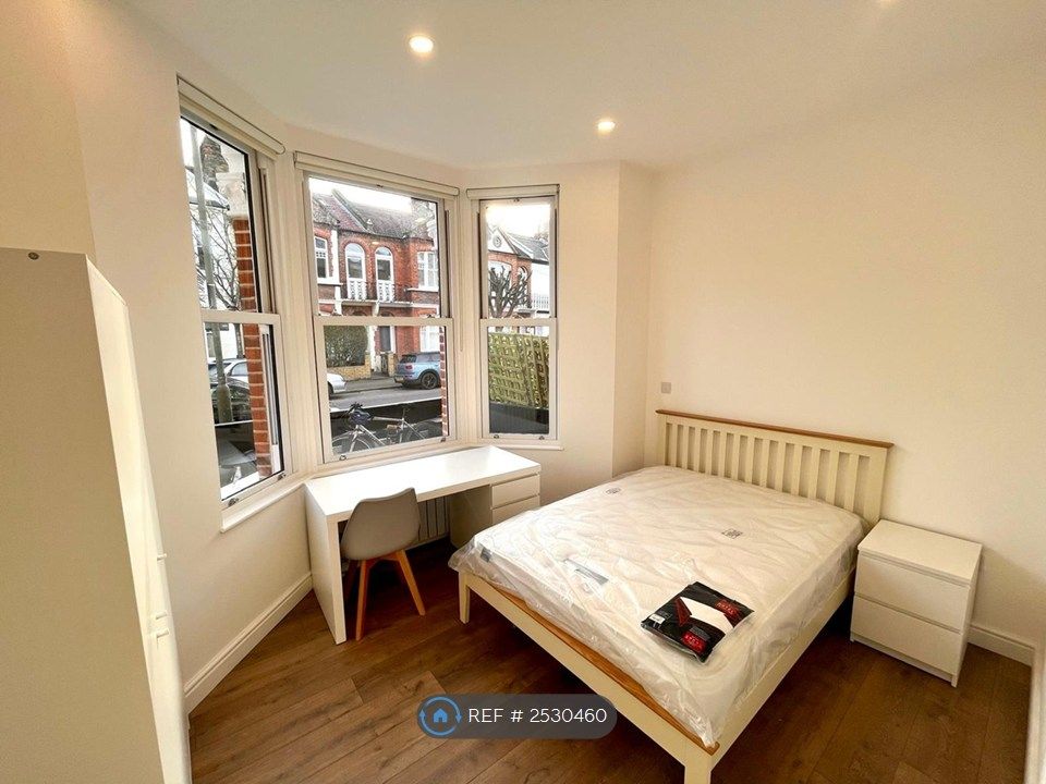 Property photo 1 of 9 Ensuite Bedroom With High Ceilings
