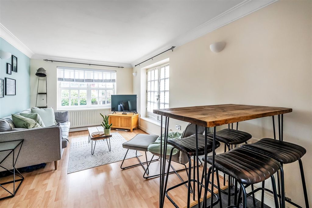 Property photo 2 of 12 Flat-14-Bridge-Place-4.Jpg