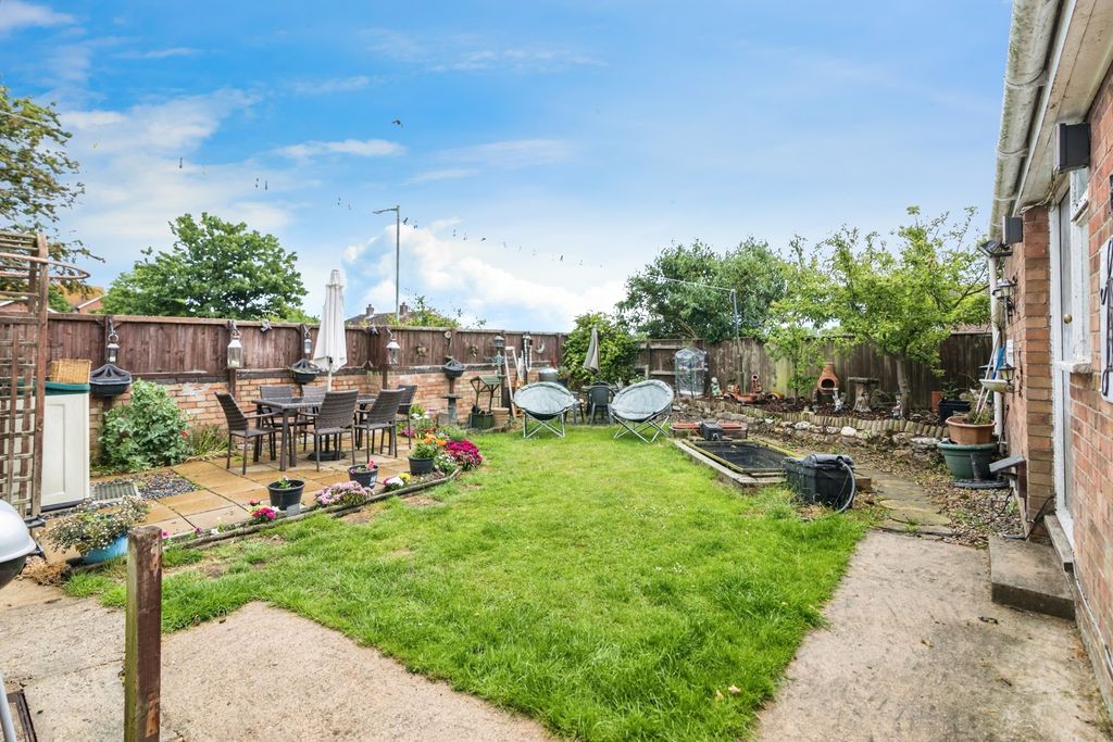 Property photo 2 of 17 Garden