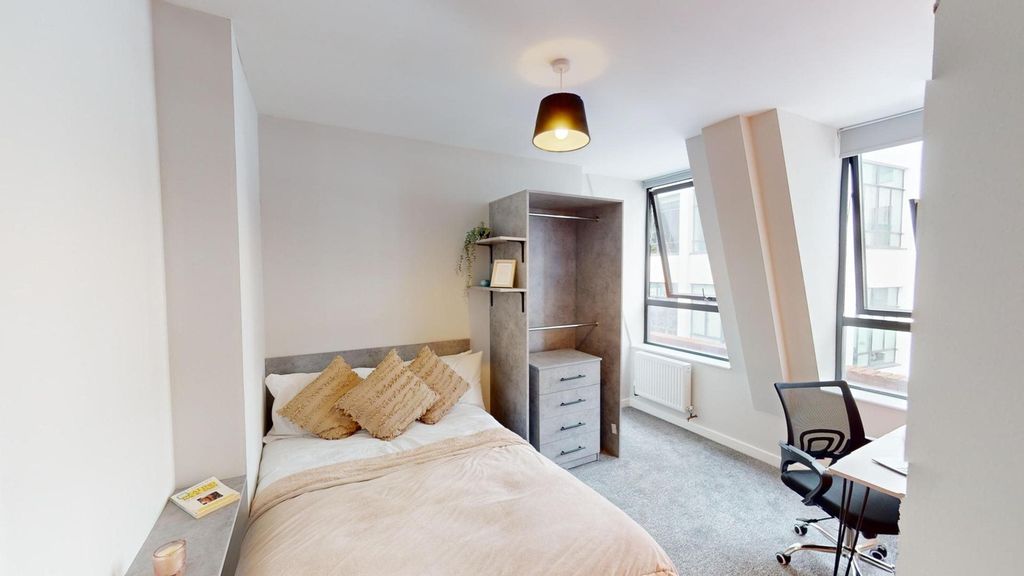 Property photo 1 of 12 A Bright And Inviting Double Bedroom Featuring A S...