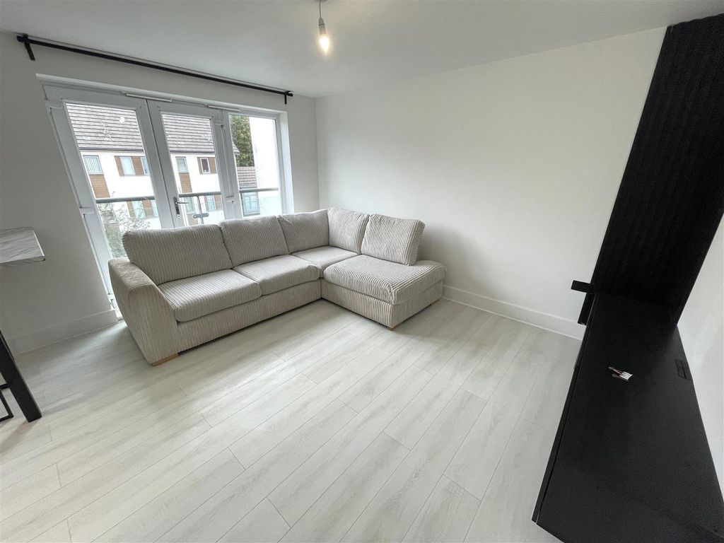 Property photo 3 of 10 Lounge