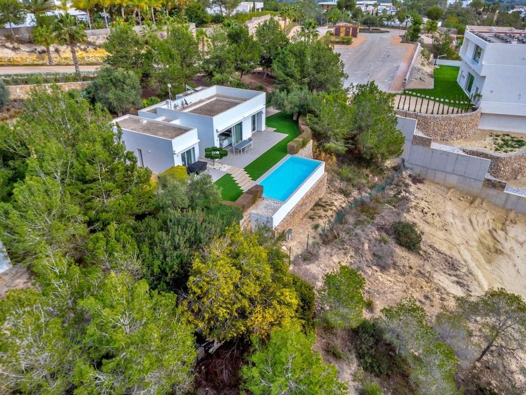 Property photo 3 of 42