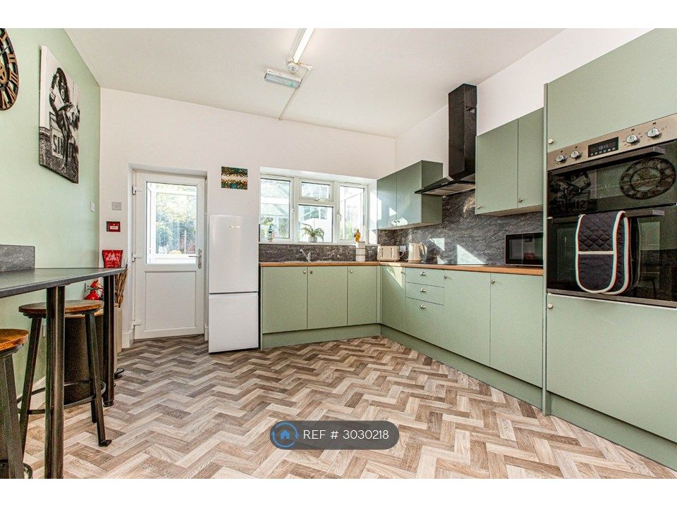 Property photo 2 of 11 Kitchen