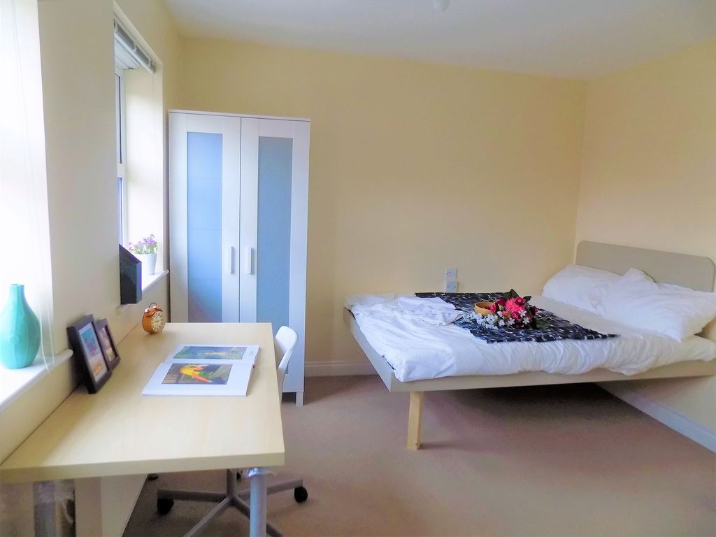 Property photo 3 of 27 Bright And Inviting Double Bedroom Featuring A Com...