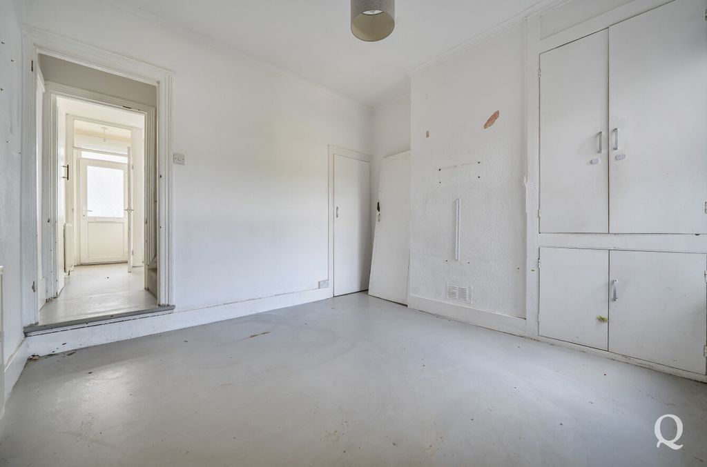 Property photo 3 of 16 2Aeb5402-c480-4F2...