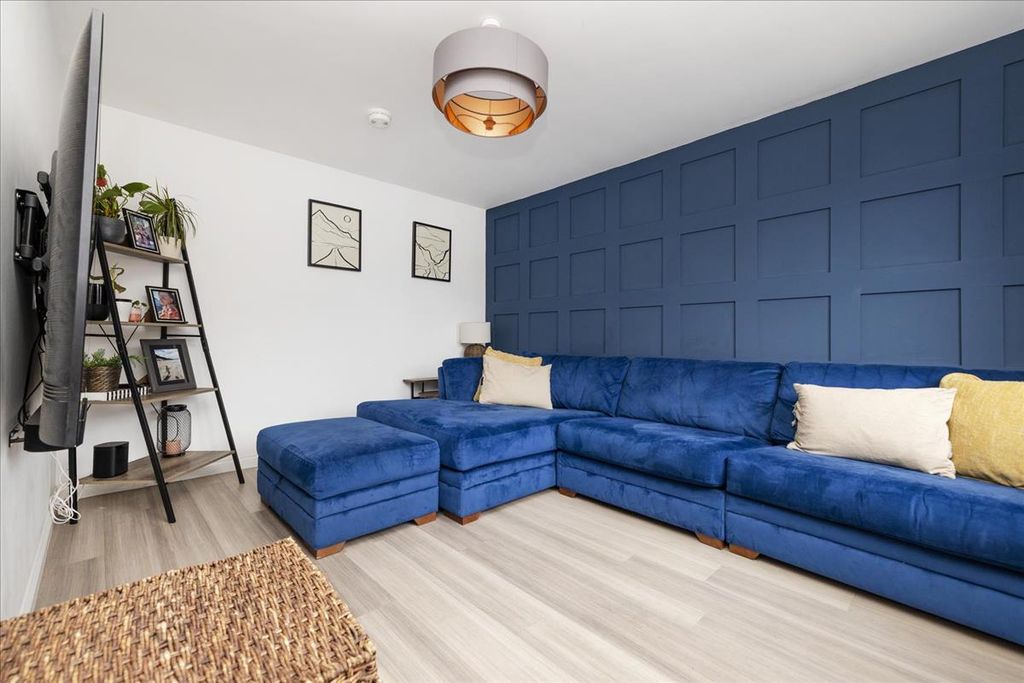 Property photo 2 of 32