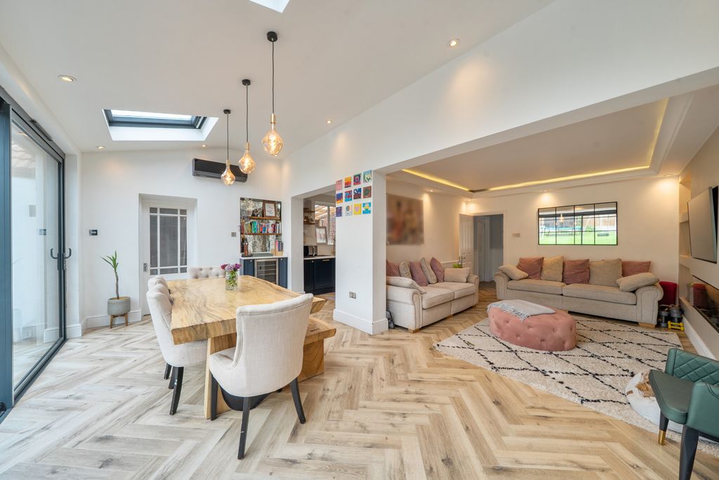 Property photo 2 of 22 1470849-12-6A27De...