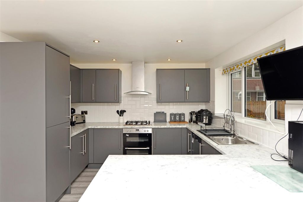 Property photo 3 of 25 Fitted Dining Kitchen: