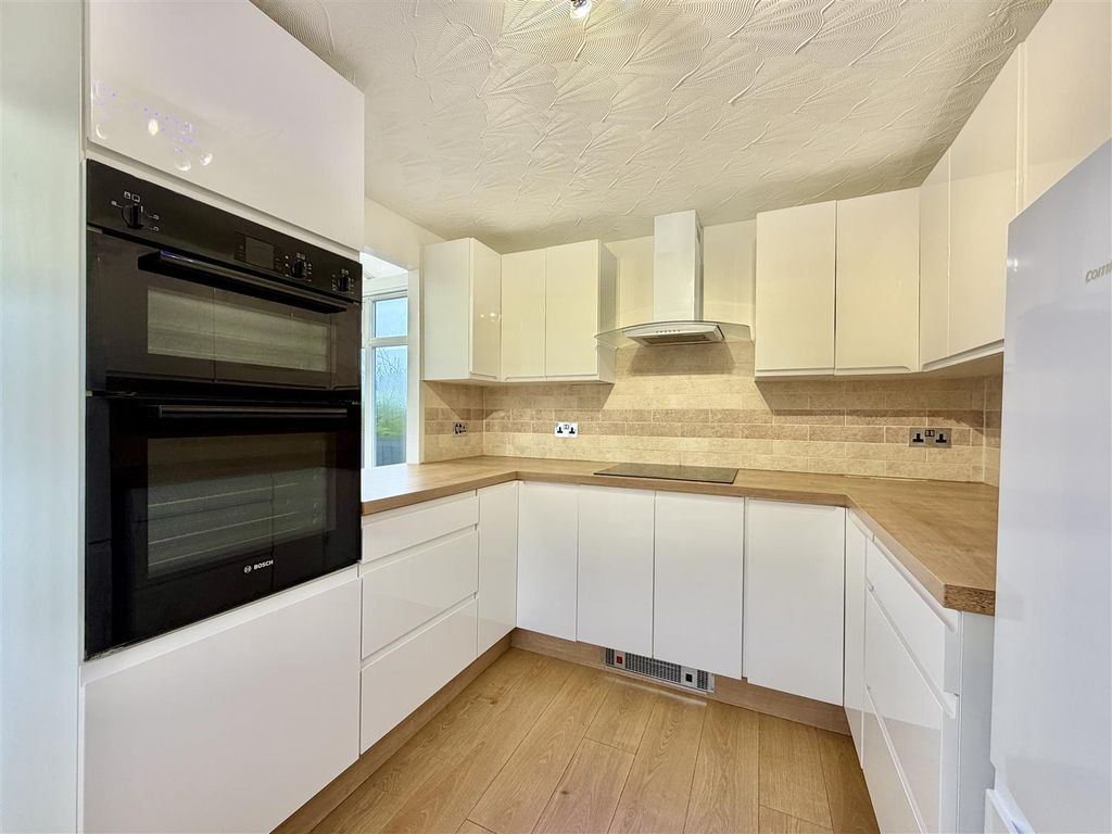 Property photo 2 of 14 Kitchen