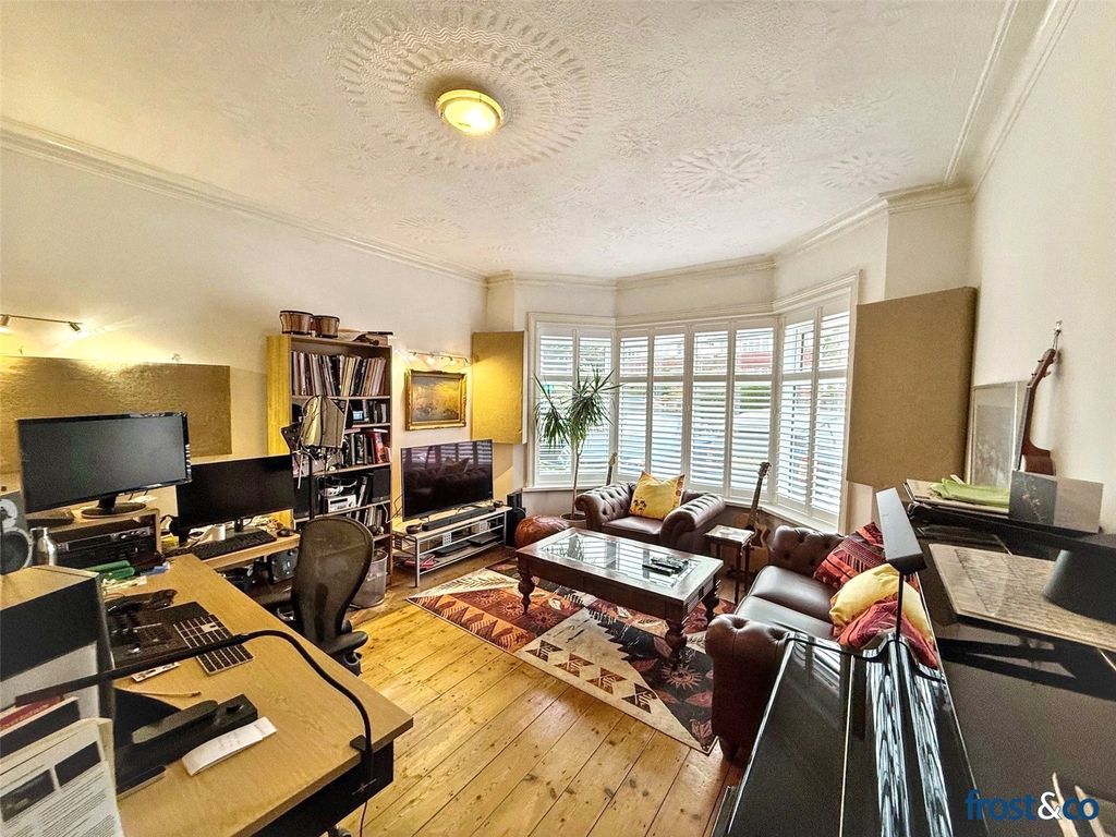 Property photo 3 of 13 Lounge