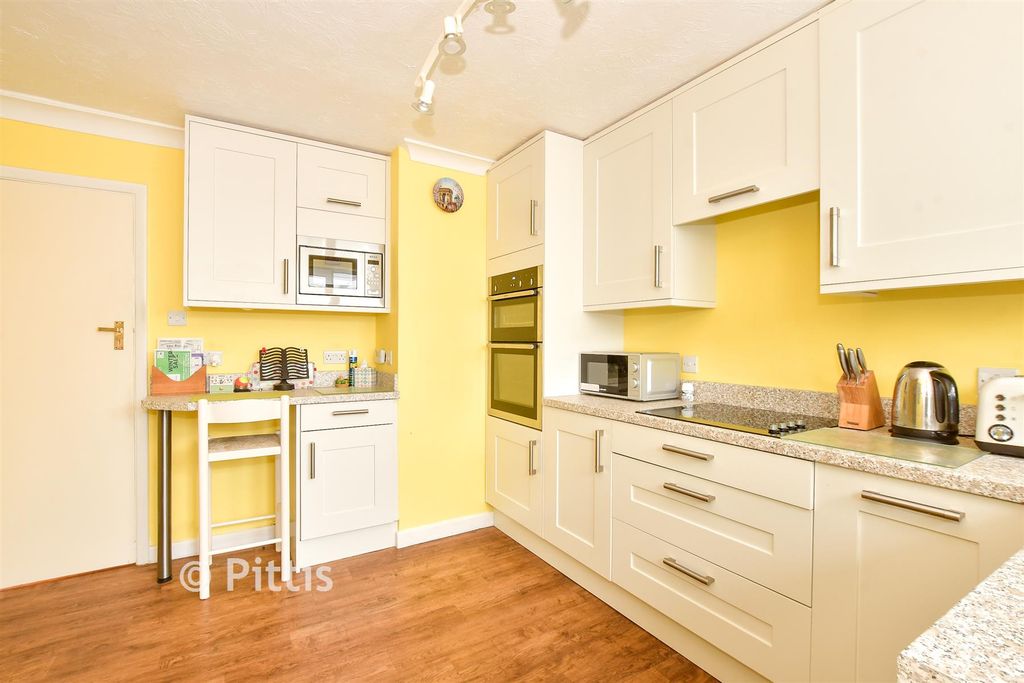 Property photo 1 of 9 Kitchen