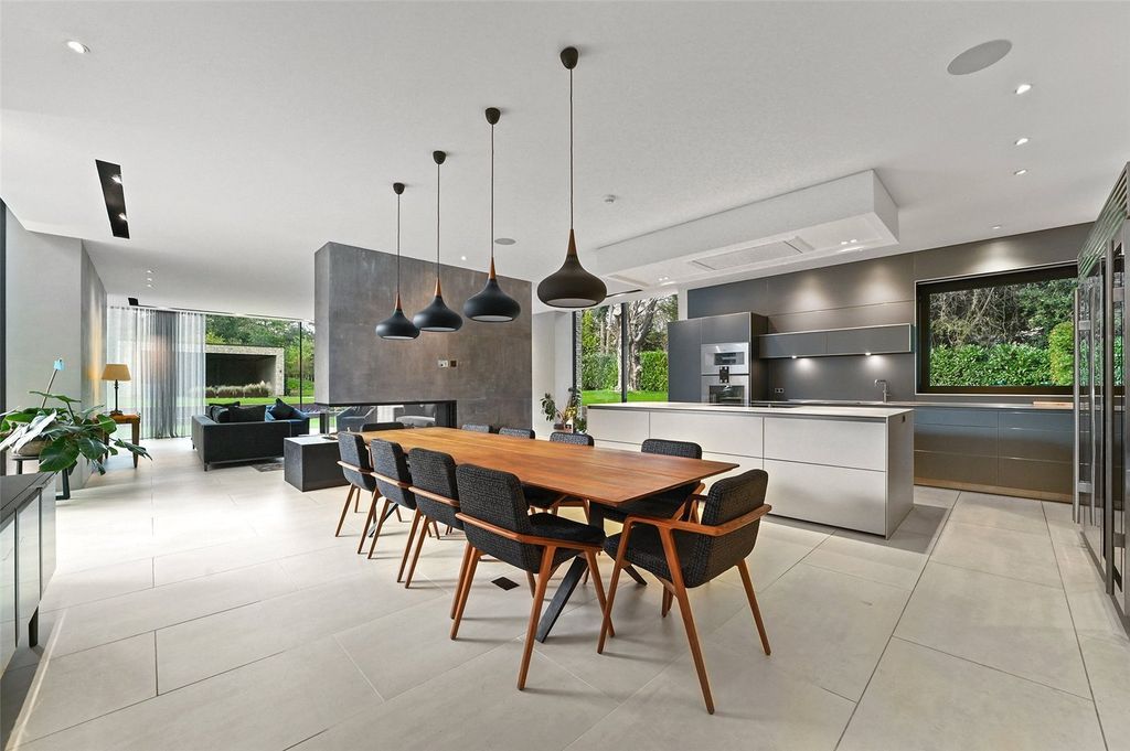 Property photo 3 of 17 Dining Area
