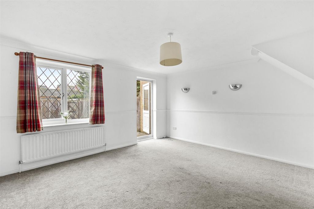 Property photo 2 of 11 84 Marlow Rd, Hp11 1th-6.Jpg