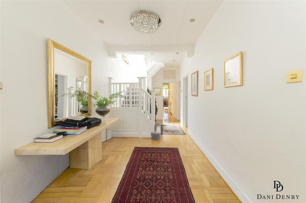 Property photo 2 of 23