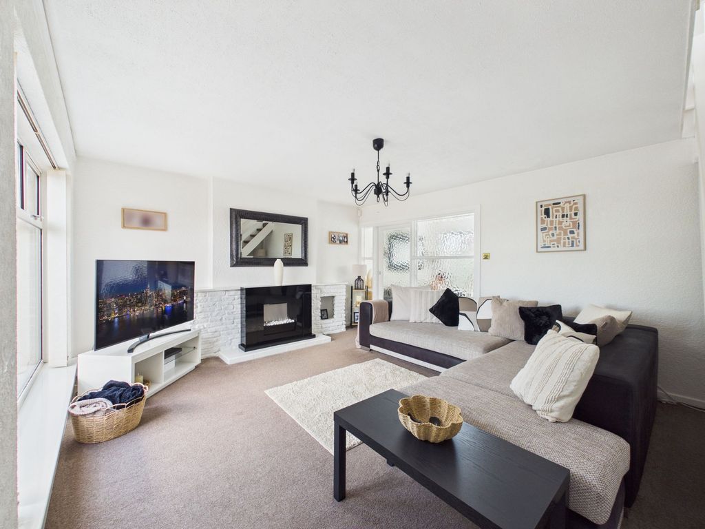 Property photo 2 of 16 Lounge