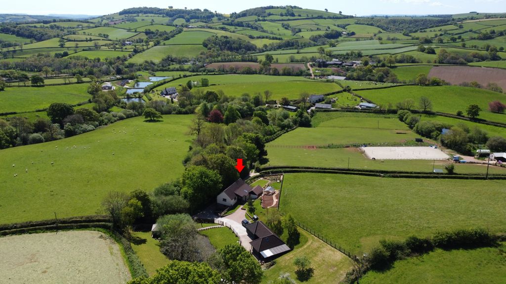Property photo 2 of 24 Farleigh Barn