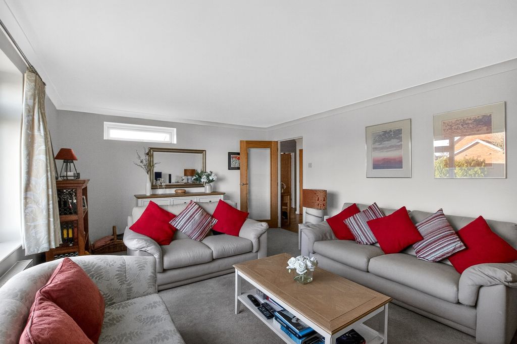 Property photo 3 of 20 Lounge