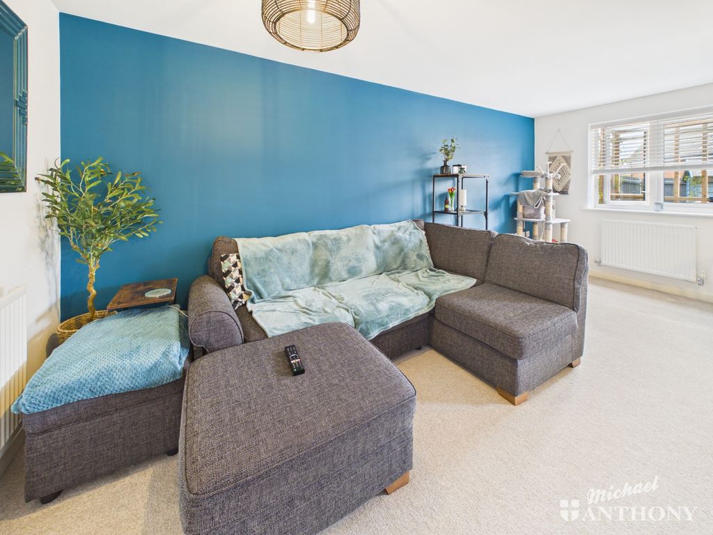 Property photo 3 of 14 Lounge