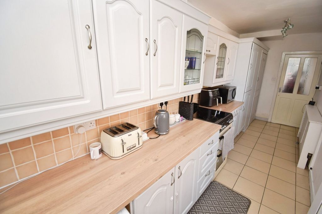 Property photo 3 of 22 Kitchen