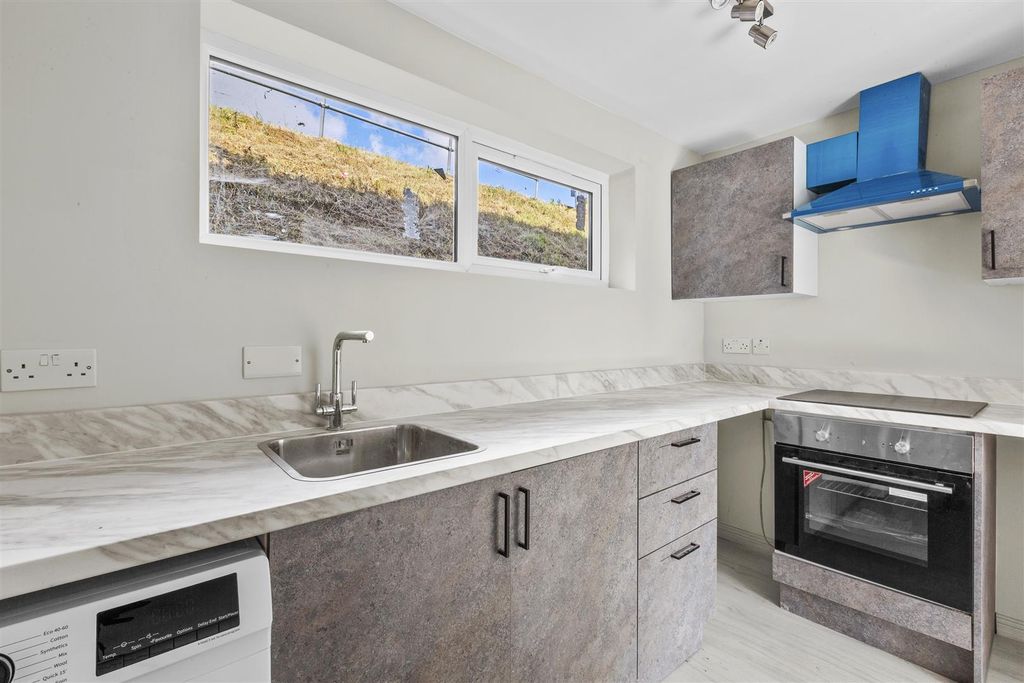 Property photo 3 of 6 Kitchen