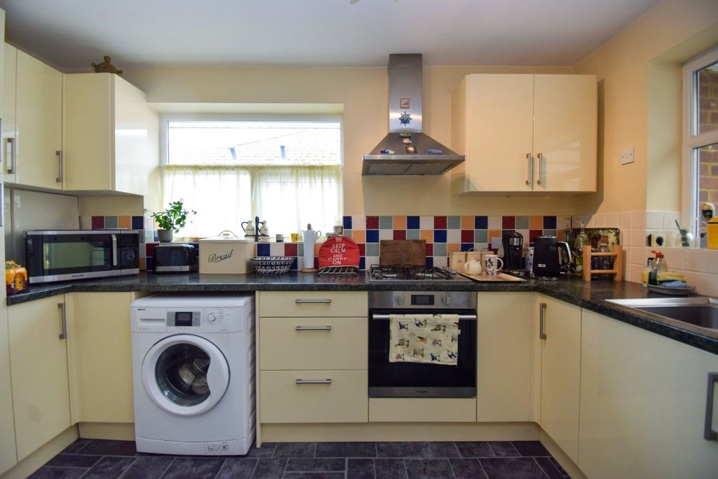 Property photo 3 of 11 Kitchen