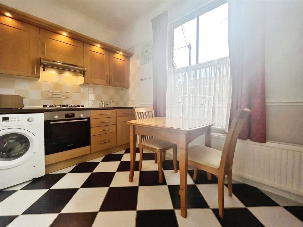 Property photo 2 of 7 Kitchen