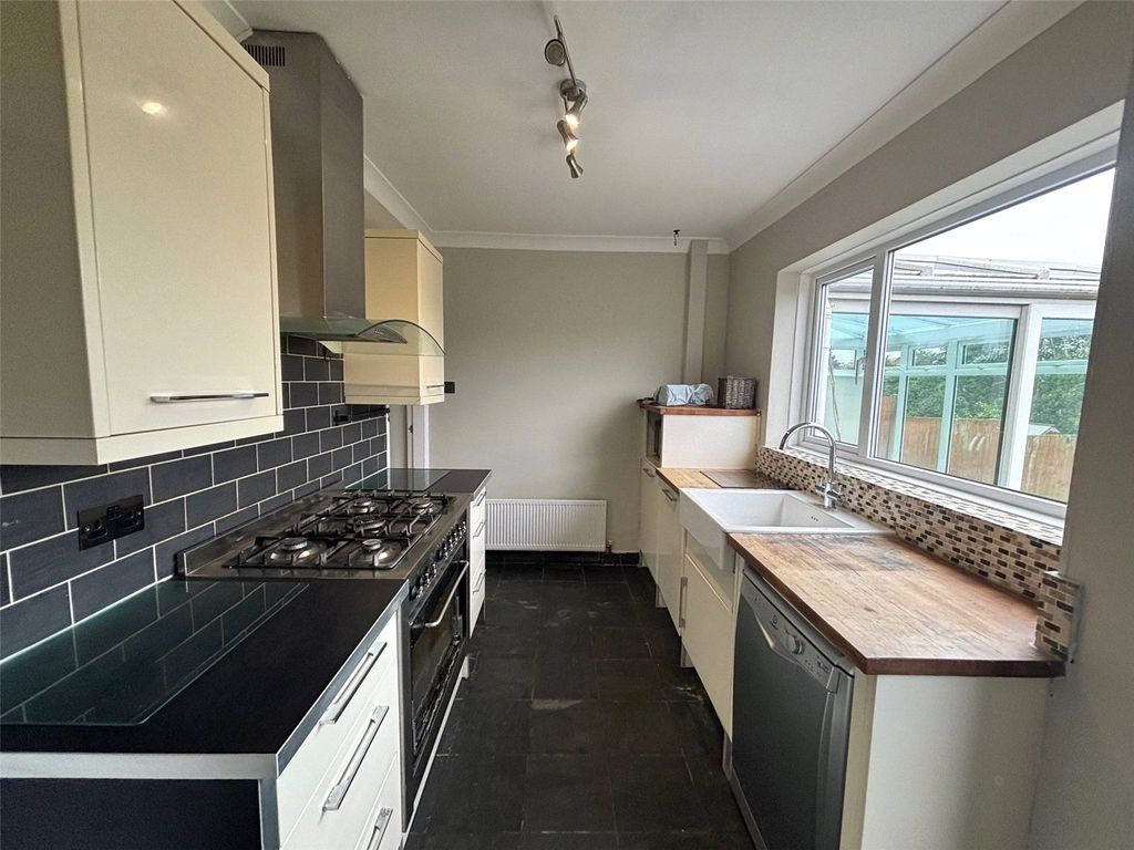Property photo 3 of 18 Kitchen