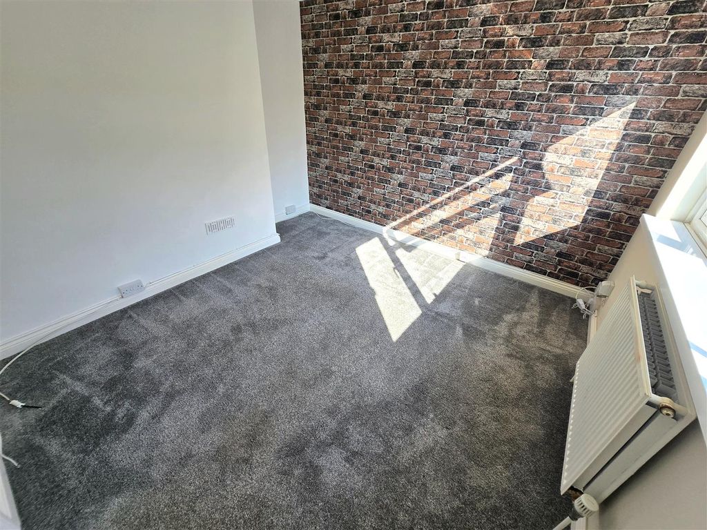 Property photo 3 of 13 Lounge