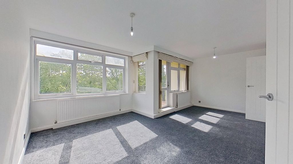 Property photo 3 of 27