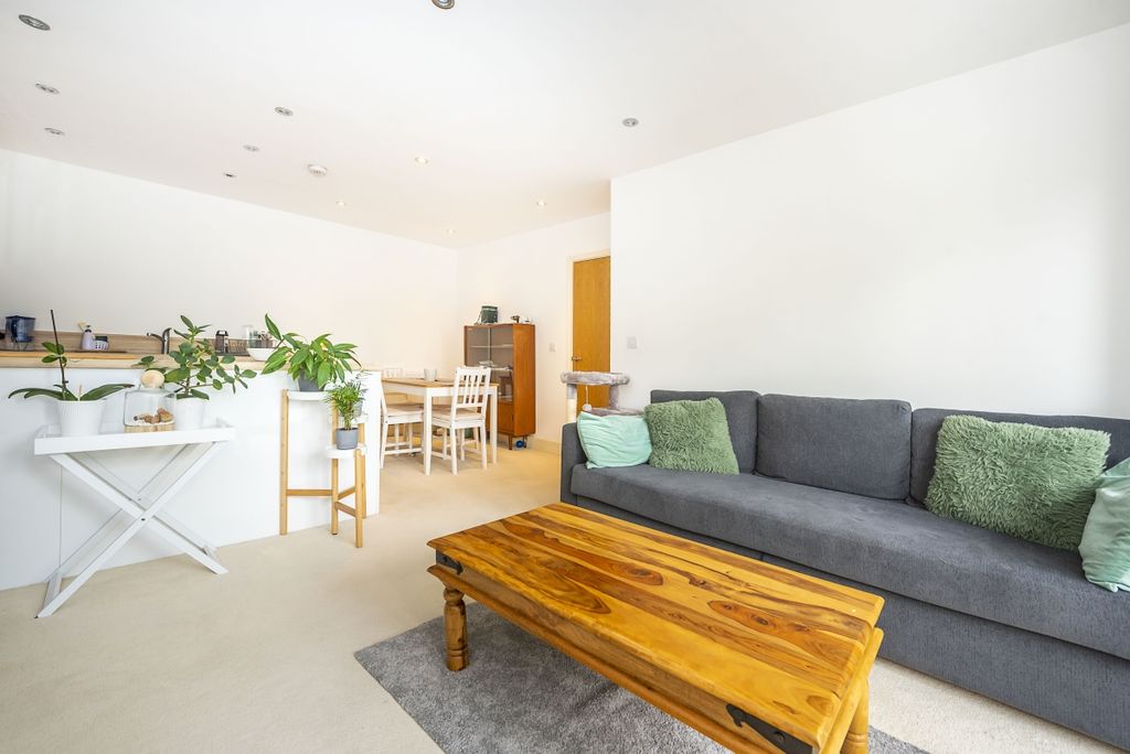 Property photo 2 of 14 Avington House