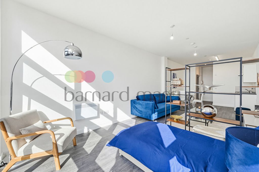 Property photo 3 of 10 Living Room