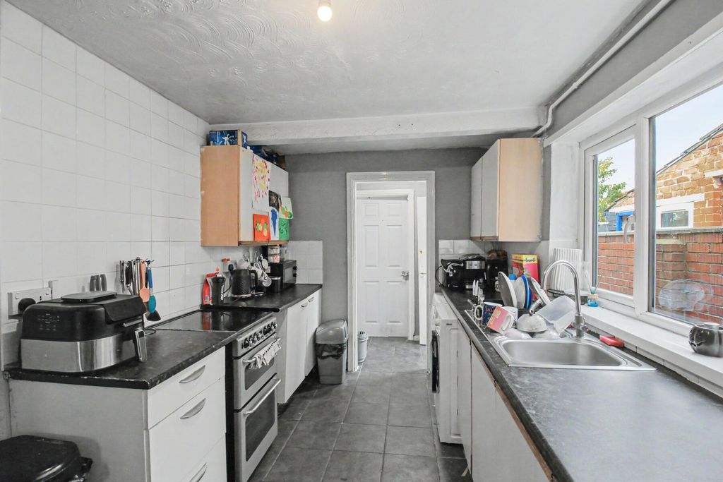 Property photo 3 of 7 Harold Street - Kitchen