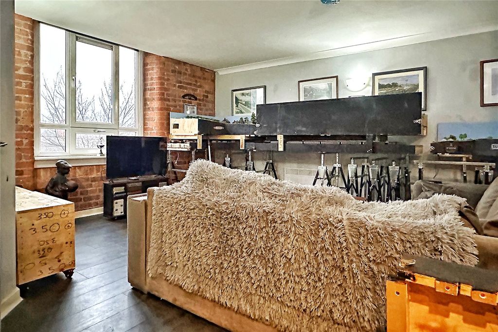 Property photo 2 of 11 Living Room