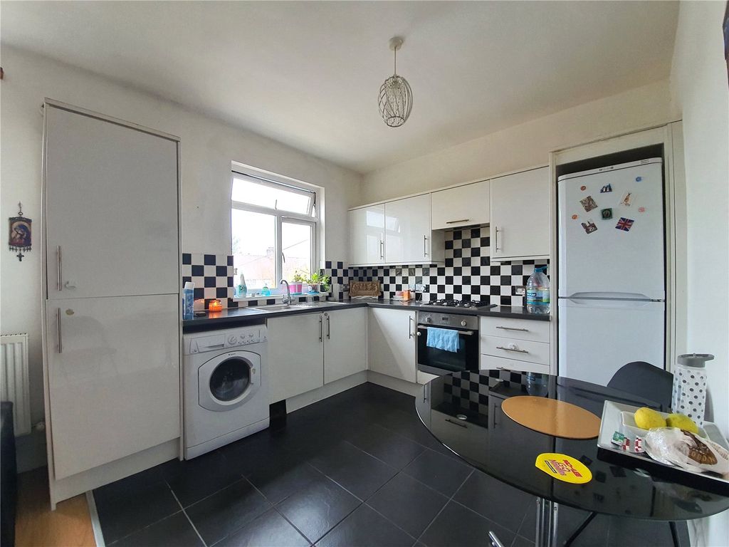 Property photo 3 of 7 Kitchen