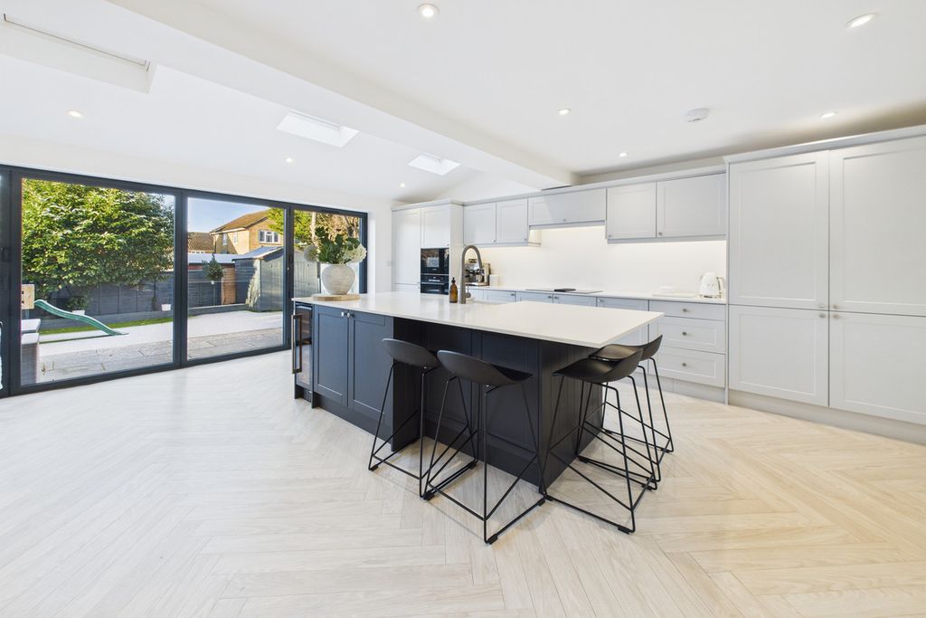 Property photo 3 of 27